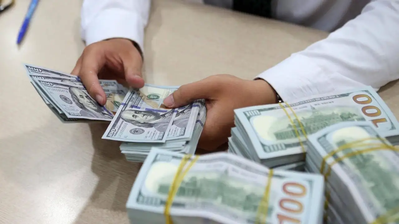 سعر صرف الدولار الأمريكي يتراجع قليلاً بعد قفزة قوية.